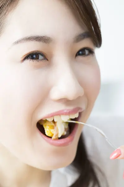 Güzel Asyalı Kadın Lezzetli Yemekler Yiyor — Stok fotoğraf