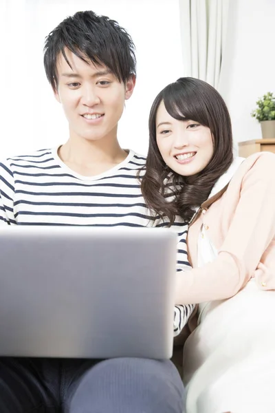 Mutlu Asyalı Çift Evde Dizüstü Bilgisayar Kullanıyor — Stok fotoğraf