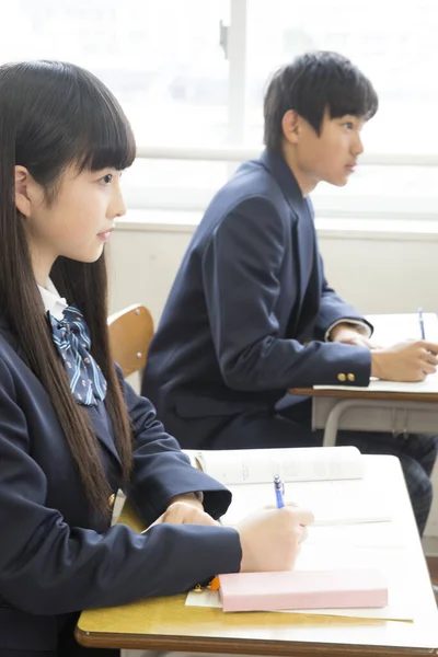 教室で勉強している若い日本人学生 — ストック写真