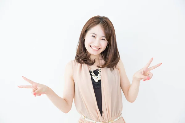 Porträt Der Schönen Japanerin Mit Siegesgeste Auf Weißem Hintergrund — Stockfoto