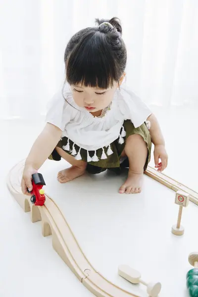 Bonito Pouco Japonês Menina Jogar Com Brinquedos Sala Estar — Fotografia de Stock