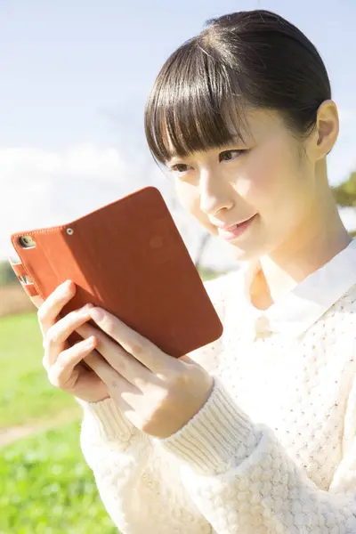 Портрет Японської Молодої Дівчини Смартфоном Відкритому Повітрі — стокове фото