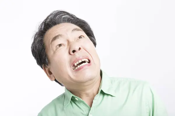 白い背景に怒っている日本人男性 — ストック写真