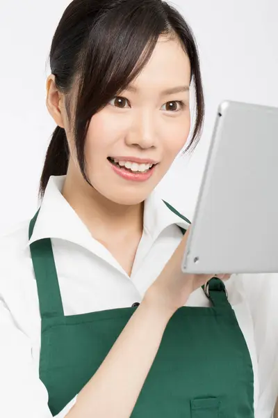 Hermosa Sonriente Camarera Asiática Usando Tableta — Foto de Stock