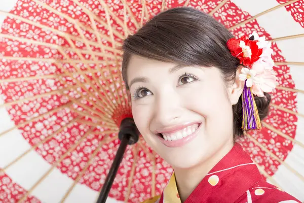Portret Pięknej Japońskiej Kobiety Kimono Czerwonym Parasolem — Zdjęcie stockowe