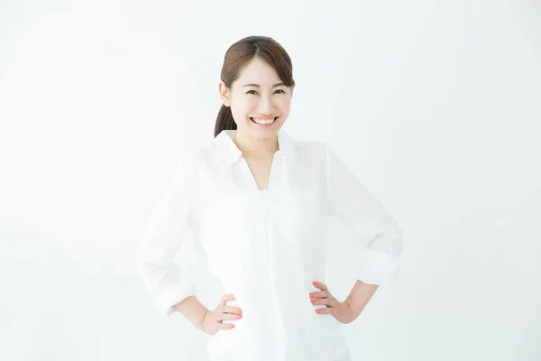 Hermosa Mujer Negocios Japonesa Con Manos Akimbo Sobre Fondo Blanco —  Fotos de Stock