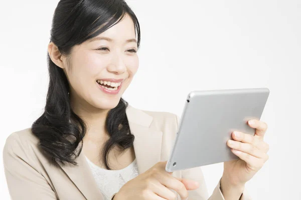 漂亮的日本女商人用平板电脑在白色背景上的肖像 — 图库照片