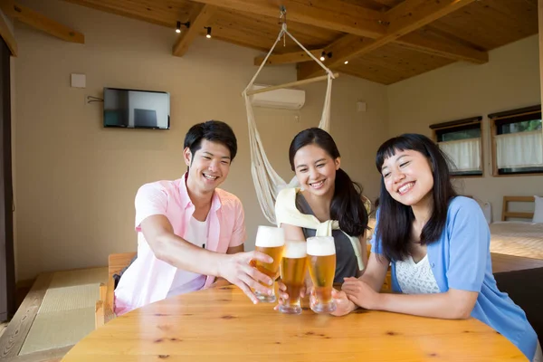 Smiling Asian Friends Drinking Beer Hotel Room Vacation — Stock Photo, Image