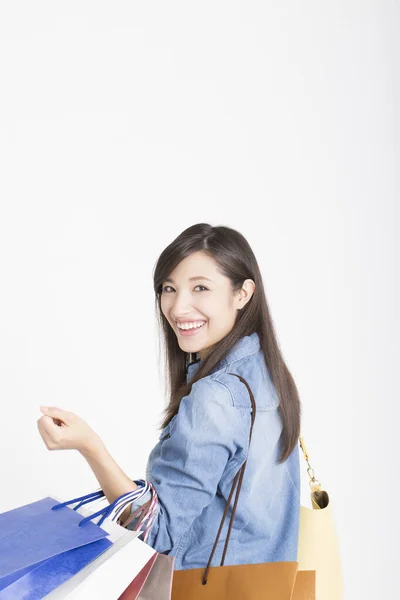 Όμορφη Χαμογελαστή Ιαπωνική Γυναίκα Τσάντες Ψώνια Κοιτάζοντας Κάμερα Απομονωμένη Λευκό — Φωτογραφία Αρχείου