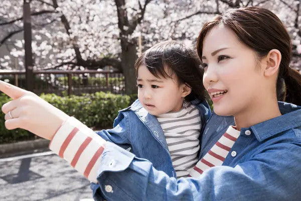 可爱的日本小孩与妈妈散步的肖像 — 图库照片