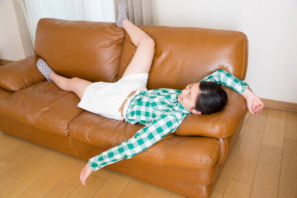 молодой человек спит на диване
