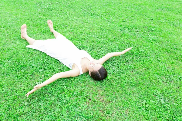Krása Japonská Žena Bílých Šatech Ležící Zelené Trávě Letním Parku — Stock fotografie