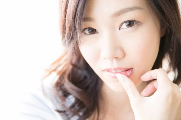工作室拍摄的美丽的日本女人在白色背景下触摸嘴唇的照片 — 图库照片