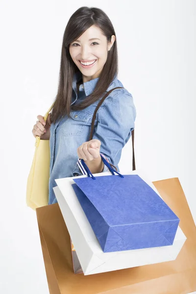 Hermosa Sonriente Mujer Japonesa Holging Bolsas Compras Aisladas Sobre Fondo —  Fotos de Stock