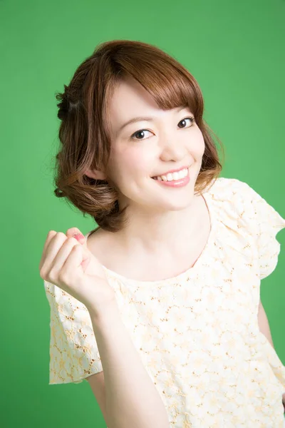 Portret Van Mooie Japanse Vrouw Tonen Vuist Groene Achtergrond — Stockfoto