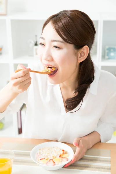 Νεαρή Ασιάτισσα Τρώει Υγιεινό Πρωινό — Φωτογραφία Αρχείου
