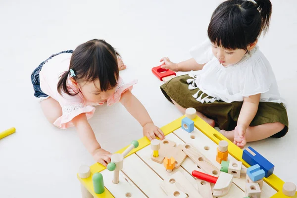 Close Shot Van Schattig Japans Meisjes Spelen Met Speelgoed Huis — Stockfoto