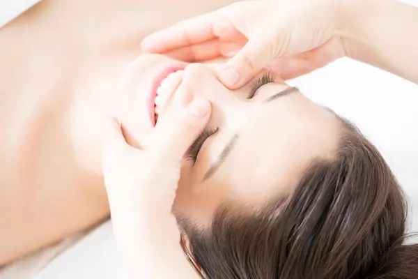 Giovane Bella Donna Giapponese Godendo Massaggio Facciale Nel Centro Benessere — Foto Stock