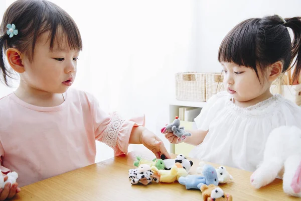 Zbliżenie Strzał Słodkie Japońskie Dziewczyny Zabawy Zabawki Domu Wnętrze — Zdjęcie stockowe