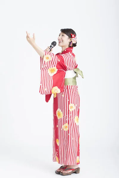 Портрет Красивої Молодої Жінки Традиційним Японським Кімоно Тримає Мікрофон — стокове фото