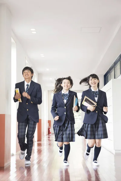 Jóvenes Estudiantes Japoneses Alegres Con Libros Escuela Japonesa — Foto de Stock