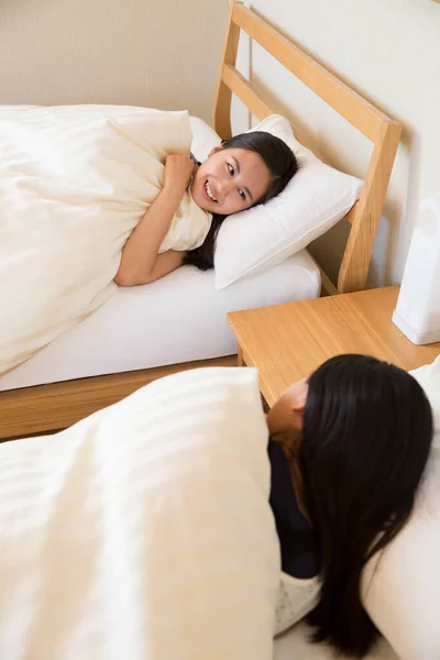 Δύο Χαμογελαστές Νεαρές Ασιάτισσες Ξαπλωμένες Κρεβάτια Στο Δωμάτιο Του Ξενοδοχείου — Φωτογραφία Αρχείου