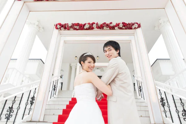Merdivenlerde Kırmızı Halıyla Yürüyen Genç Güzel Bir Çiftin Arka Manzarası — Stok fotoğraf