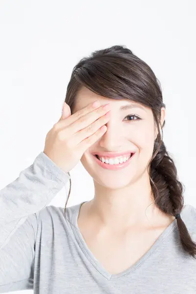 Retrato Mujer Asiática Joven Sonriendo Cerrando Ojo Con Mano — Foto de Stock