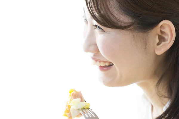 美丽的亚洲女人吃着美味的食物 — 图库照片