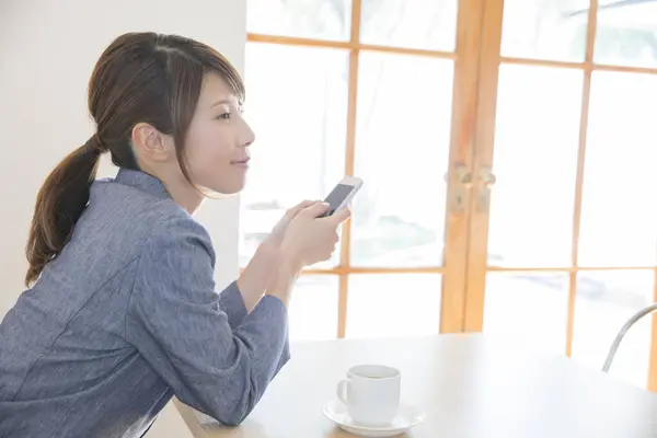 Asian Woman Smartphone Drinking Coffee — Stock Photo, Image