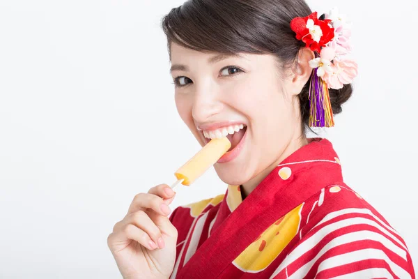 Retrato Bela Jovem Com Tradicional Quimono Japonês Comer Sorvete — Fotografia de Stock