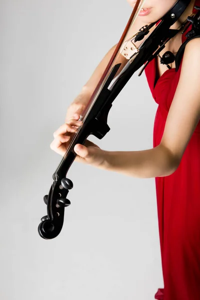 Junge Frau Spielt Geige Nahsicht — Stockfoto
