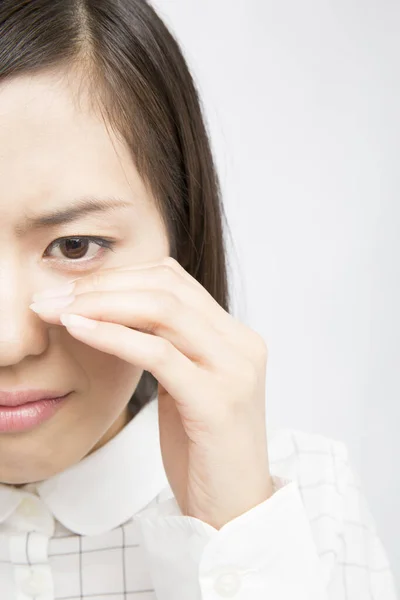 Studio Colpo Bella Donna Giapponese Triste Asciugatura Lacrime Sfondo Bianco — Foto Stock