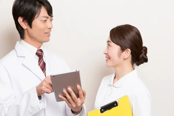 Asiatisk Sjukvårdspersonal Som Arbetar Med Tablettdator — Stockfoto