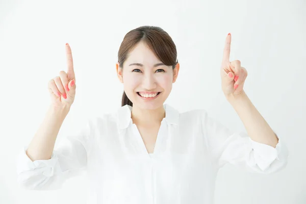 Hermosa Mujer Negocios Japonesa Apuntando Hacia Arriba Con Los Dedos —  Fotos de Stock