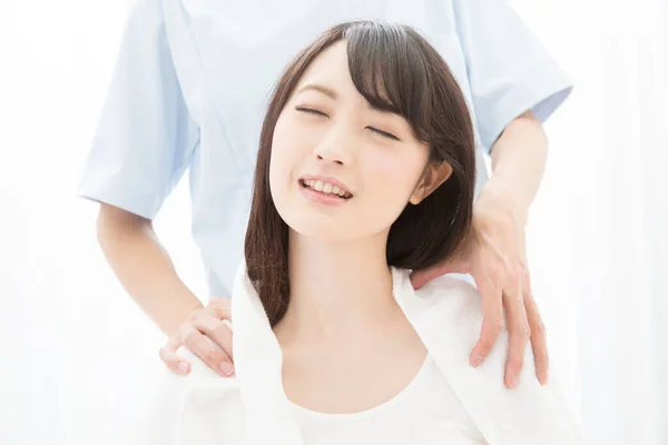 Jovem Mulher Japonesa Recebendo Uma Massagem Salão Beleza — Fotografia de Stock
