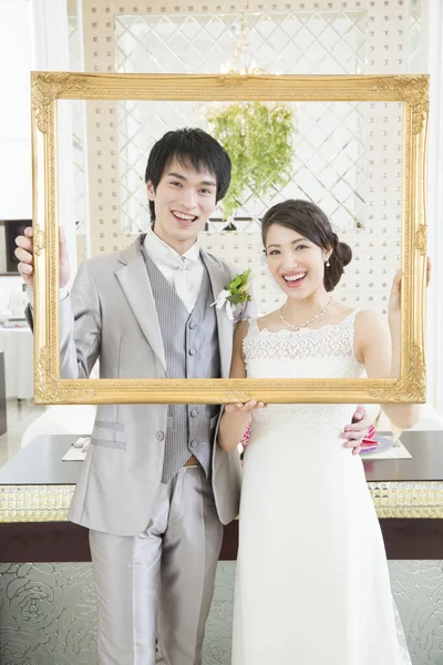 Πορτρέτο Του Όμορφου Νεαρού Γαμήλιου Ζευγαριού Χαμογελώντας Στην Κάμερα Μέσα — Φωτογραφία Αρχείου