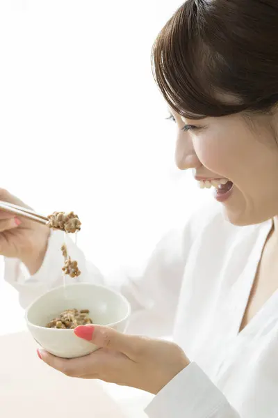 Asyalı Kadın Evde Çubuklarla Yemek Yiyor — Stok fotoğraf