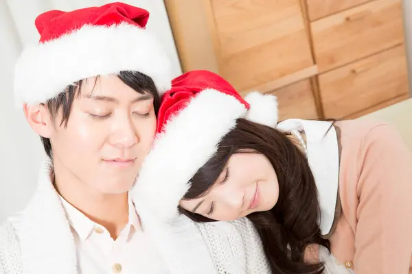 Cuplu Tineri Pălării Santa Șezând Dormind — Fotografie, imagine de stoc