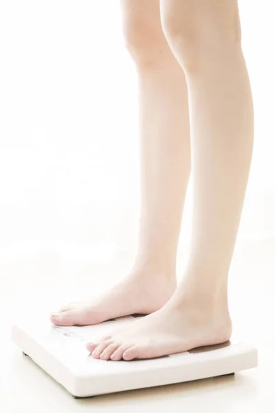 Женские Ноги Весы Концепция Потери Веса — стоковое фото