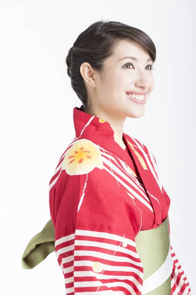 身穿传统红色和服的亚洲女人的画像 — 图库照片