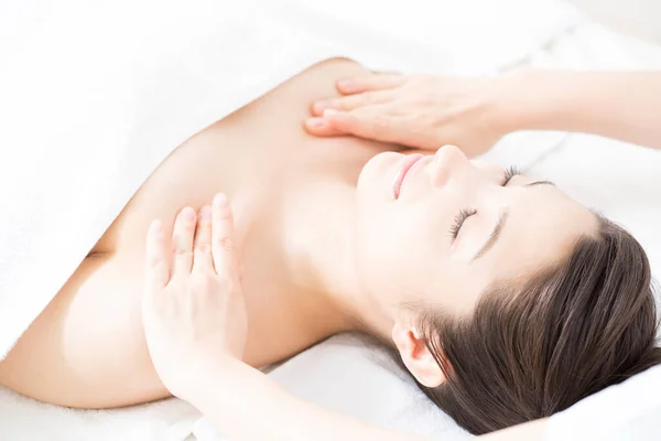 Japoński Kobieta Otrzymywać Spa Masaż Leczenie Salon Piękności Spa — Zdjęcie stockowe