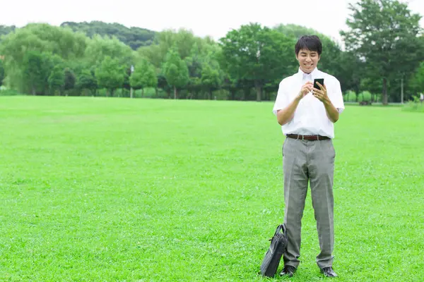 Mladý Asijský Muž Pomocí Mobilního Telefonu — Stock fotografie