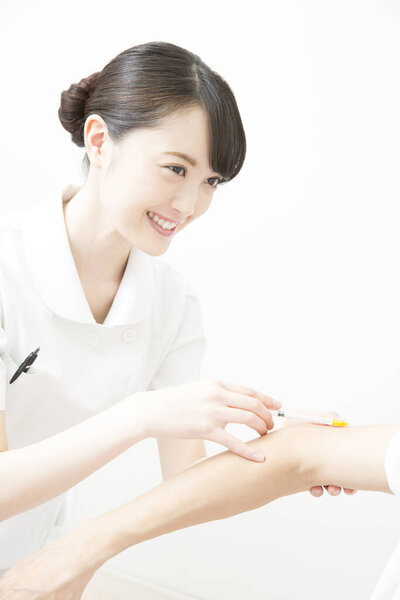 женщина-медсестра делает инъекции пациенту