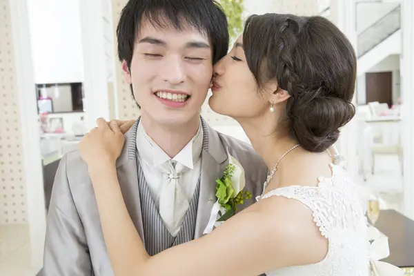 Retrato Bela Noiva Jovem Beijando Noivo Bonito Feliz — Fotografia de Stock