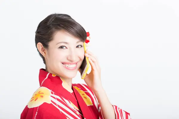 穿着日本传统节日服装 背景为白色的美丽年轻亚洲女人的肖像 — 图库照片