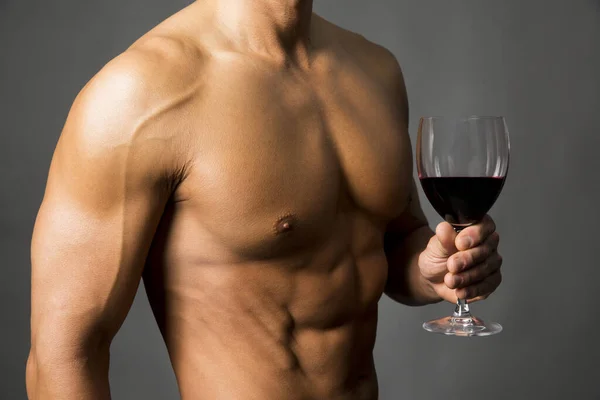 Porträt Eines Mannes Mit Muskulösem Körper Der Ein Glas Wein — Stockfoto
