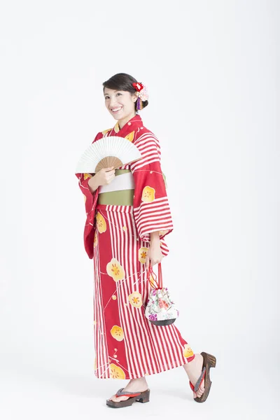 Hermosa Mujer Kimono Rojo Tradicional Con Ventilador — Foto de Stock
