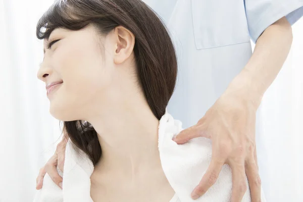 Young Japanese Woman Getting Massage Beauty Salon — Stock Photo, Image
