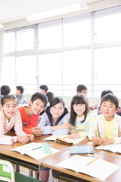 Asyalı Çocukların Okul Sınıfındaki Portresi — Stok fotoğraf